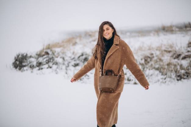 Выбираем женское пальто с меховым воротником на зиму