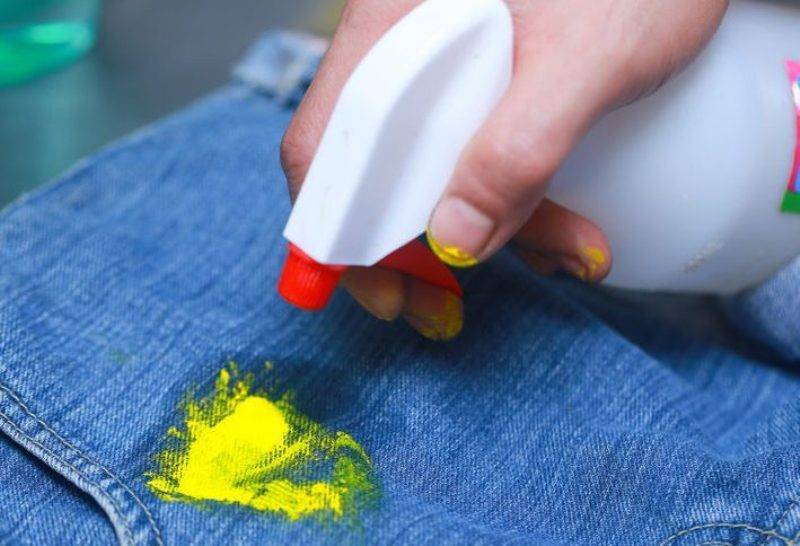 Чем оттереть краску с одежды: способы вывести пятно с ткани, как отмыть акриловые краски в домашних условиях, удаление засохших и свежих пятен
