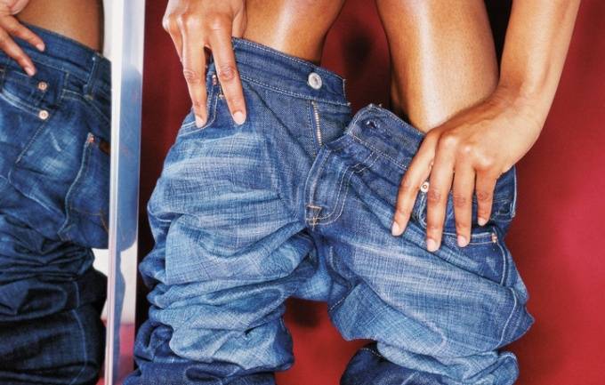 Как сделать джинсы меньше? как постирать или что нужно сделать, чтобы джинсы сели на один размер: советы, рекомендации, рецепты. на сколько сантиметров максимально могут сесть джинсы? садятся ли джинсы стрейч, с полиэстером и эластаном после стирки?