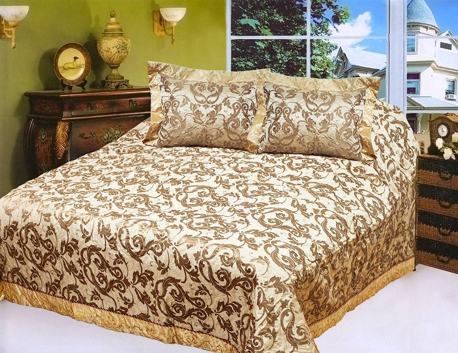 Гобеленовые покрывала на диван или кровать — описание и особенности