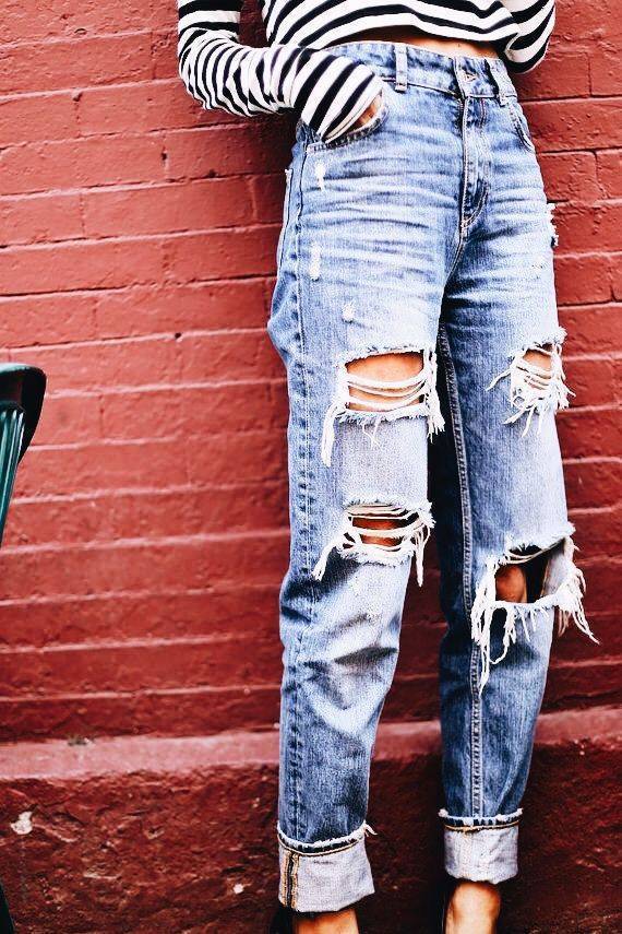 С чем носить рваные джинсы мужчине: советы стилиста